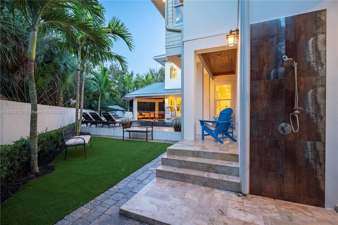 For Rent: $12,000 (6 beds, 3 baths, 3274 Square Feet)