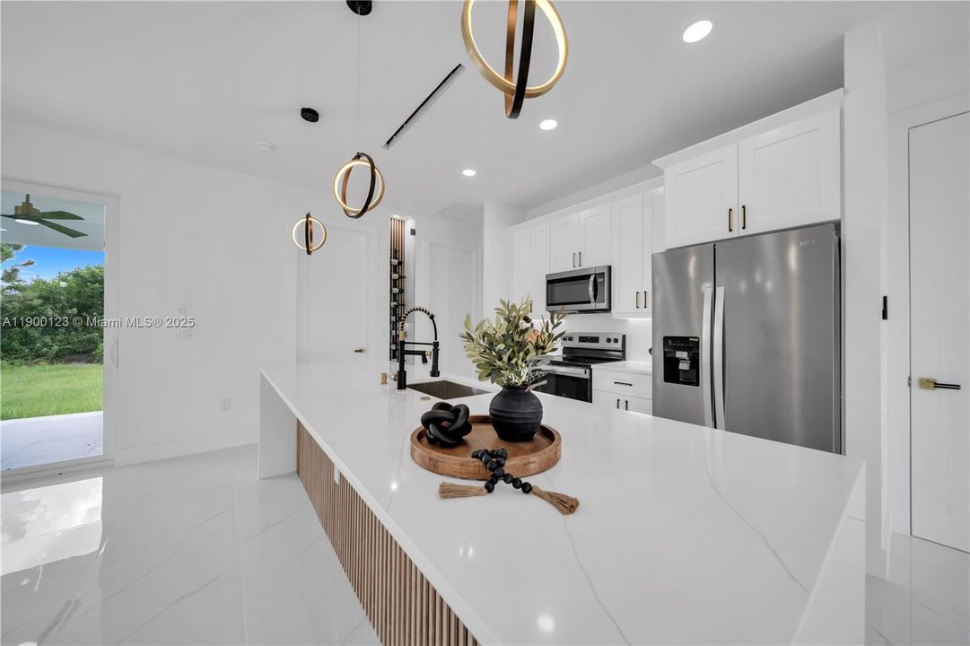 For Sale: $339,900 (3 beds, 2 baths, 1406 Square Feet)