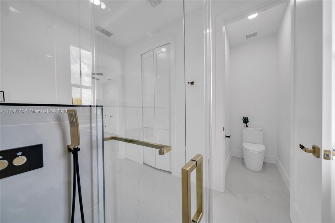 For Sale: $339,900 (3 beds, 2 baths, 1406 Square Feet)