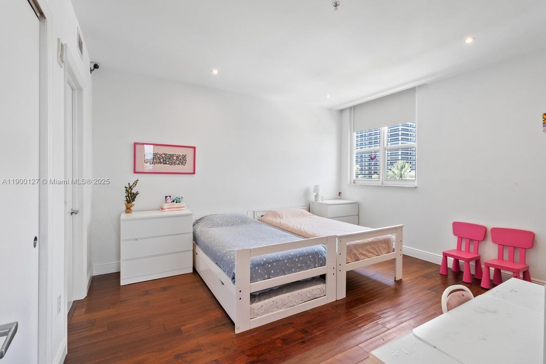 Active With Contract: $998,000 (3 beds, 3 baths, 1650 Square Feet)