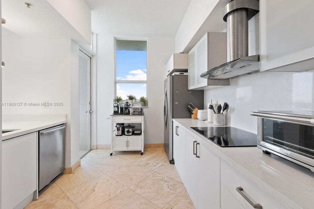 Active With Contract: $998,000 (3 beds, 3 baths, 1650 Square Feet)