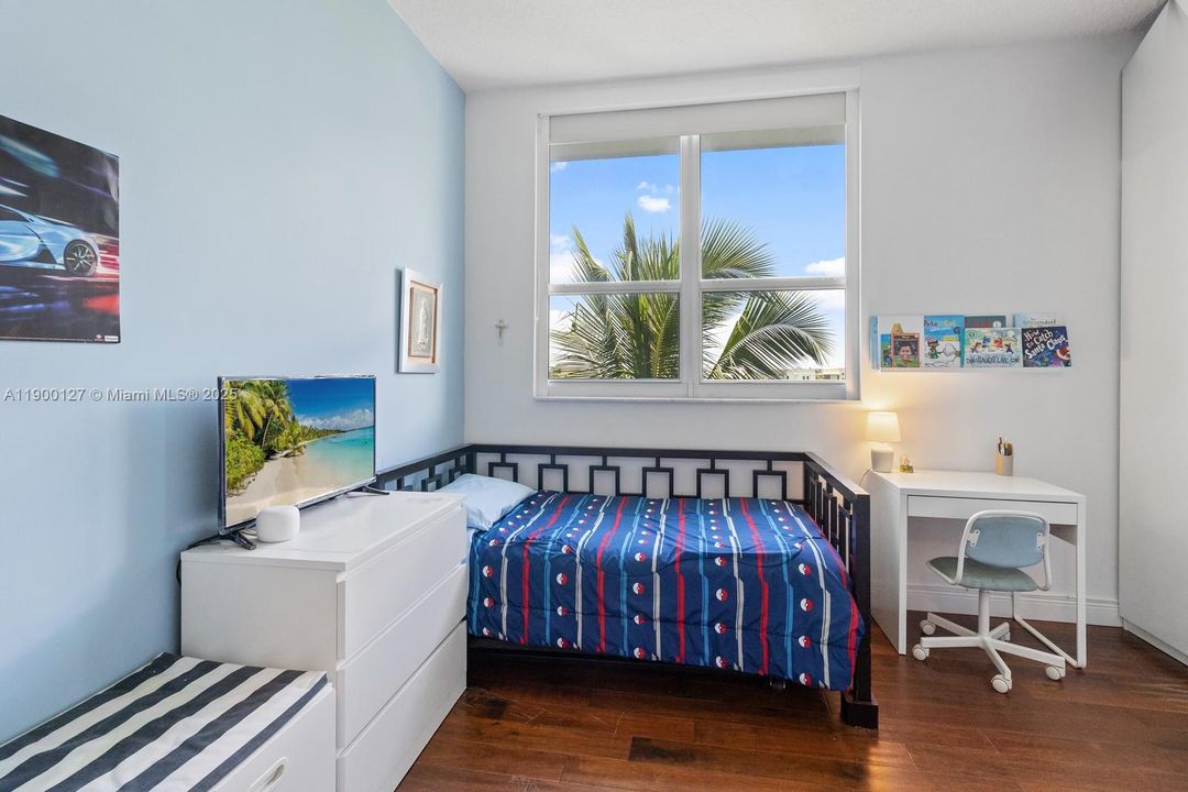 Active With Contract: $998,000 (3 beds, 3 baths, 1650 Square Feet)