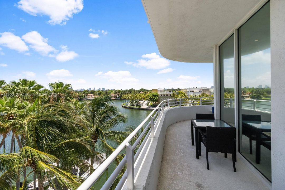 Active With Contract: $998,000 (3 beds, 3 baths, 1650 Square Feet)