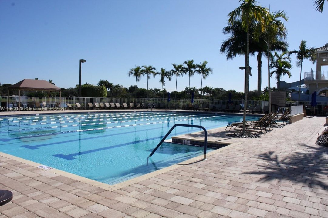 For Rent: $3,900 (3 beds, 2 baths, 1424 Square Feet)