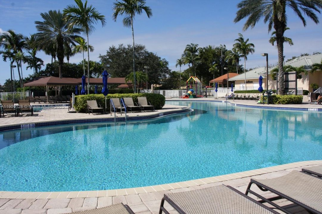 For Rent: $3,900 (3 beds, 2 baths, 1424 Square Feet)