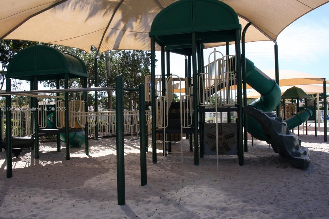 For Rent: $3,900 (3 beds, 2 baths, 1424 Square Feet)