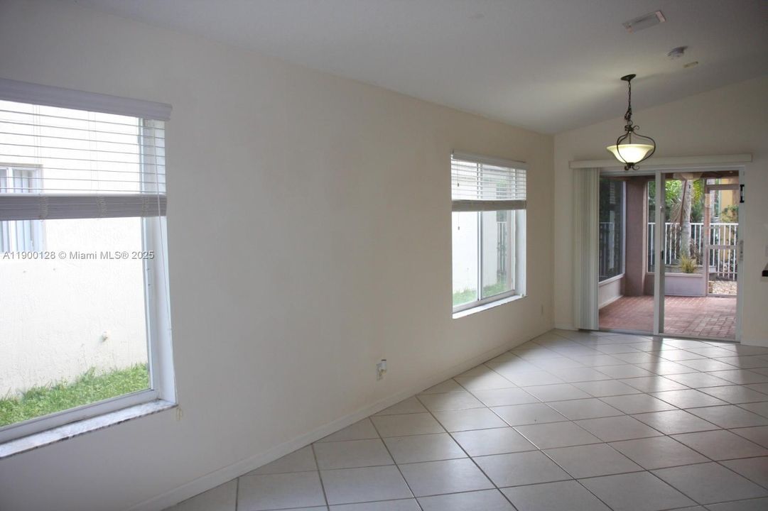 For Rent: $3,900 (3 beds, 2 baths, 1424 Square Feet)