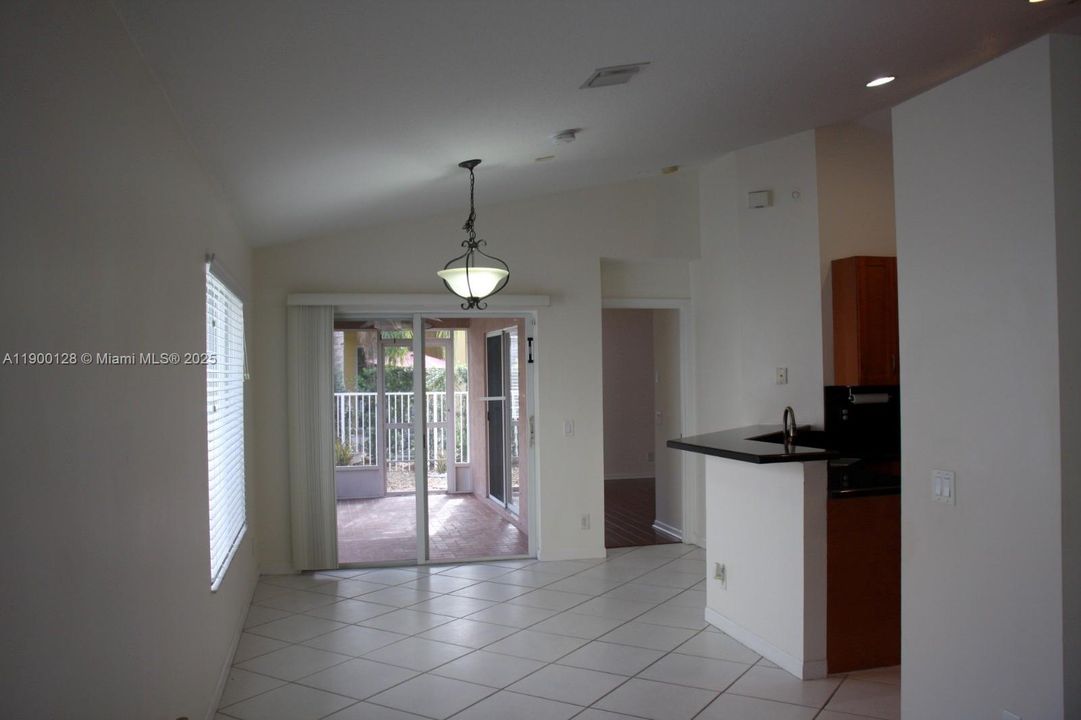 For Rent: $3,900 (3 beds, 2 baths, 1424 Square Feet)