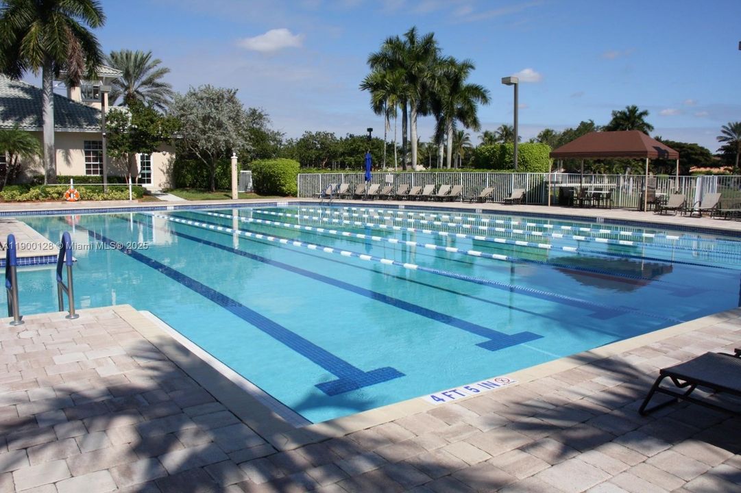 For Rent: $3,900 (3 beds, 2 baths, 1424 Square Feet)