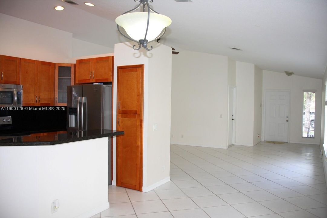For Rent: $3,900 (3 beds, 2 baths, 1424 Square Feet)