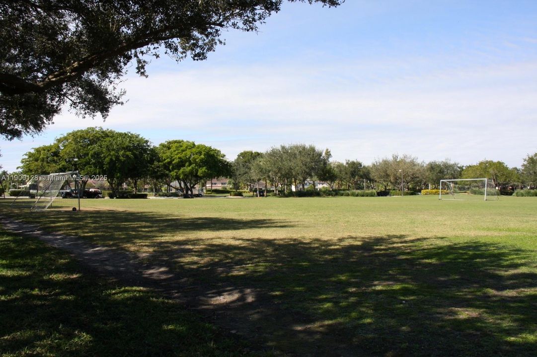 For Rent: $3,900 (3 beds, 2 baths, 1424 Square Feet)