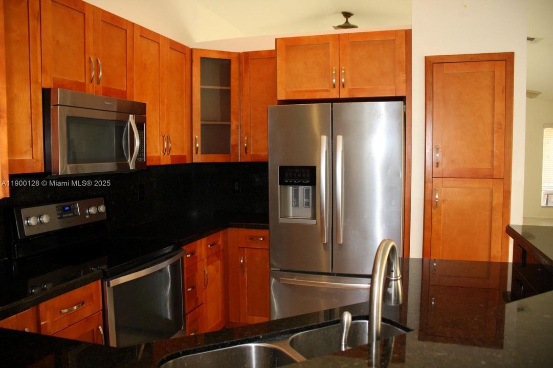 For Rent: $3,900 (3 beds, 2 baths, 1424 Square Feet)