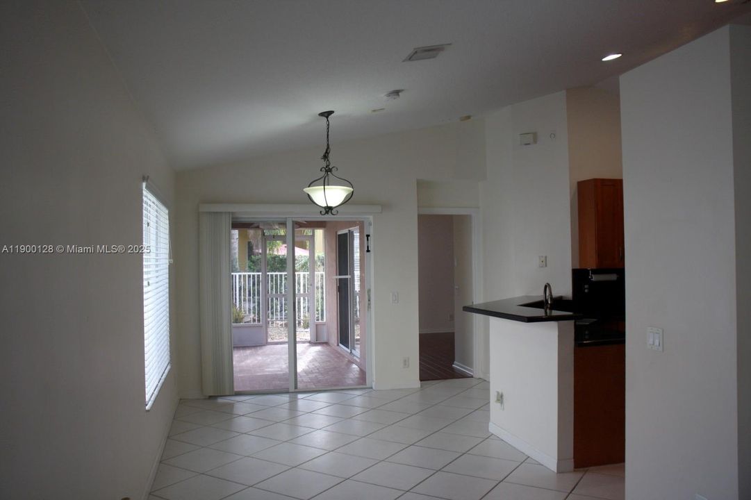For Rent: $3,900 (3 beds, 2 baths, 1424 Square Feet)
