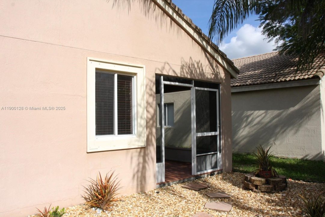 For Rent: $3,900 (3 beds, 2 baths, 1424 Square Feet)