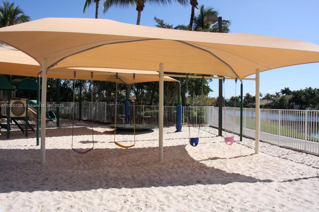 For Rent: $3,900 (3 beds, 2 baths, 1424 Square Feet)