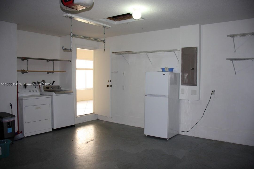 For Rent: $3,900 (3 beds, 2 baths, 1424 Square Feet)