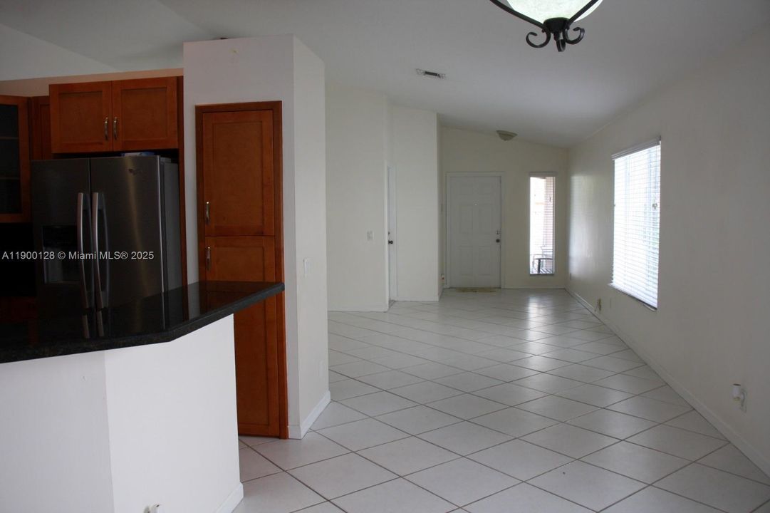 For Rent: $3,900 (3 beds, 2 baths, 1424 Square Feet)