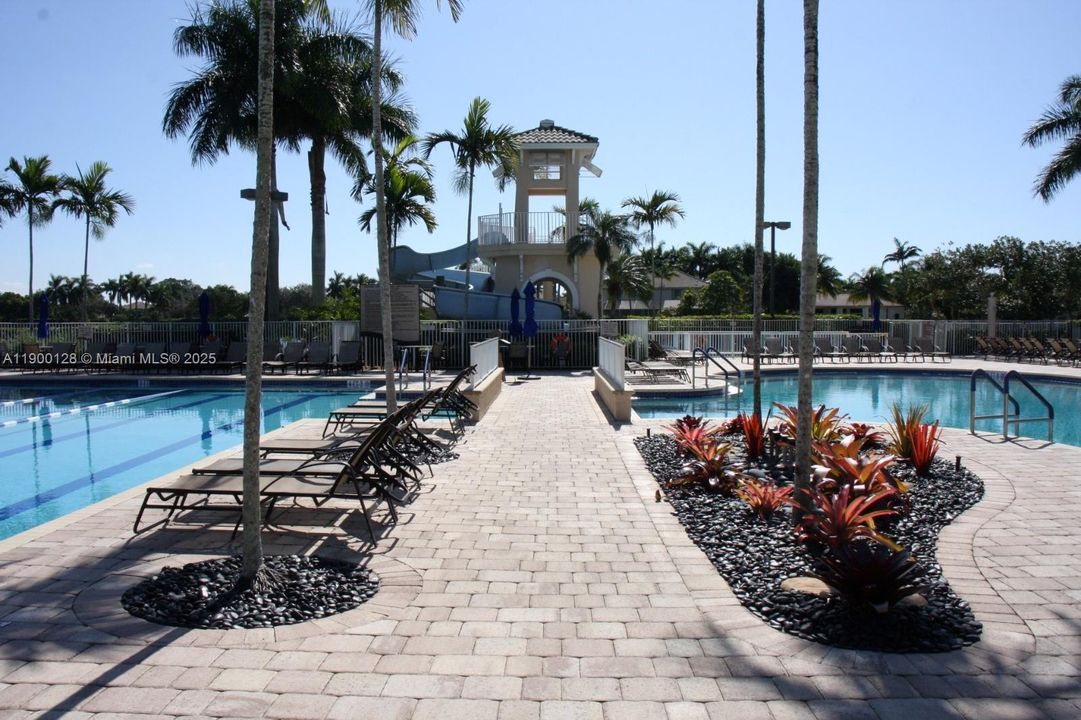 For Rent: $3,900 (3 beds, 2 baths, 1424 Square Feet)