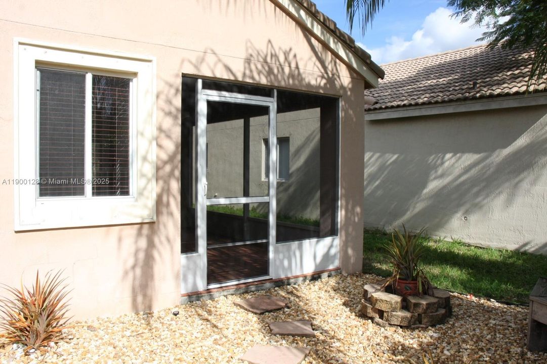 For Rent: $3,900 (3 beds, 2 baths, 1424 Square Feet)