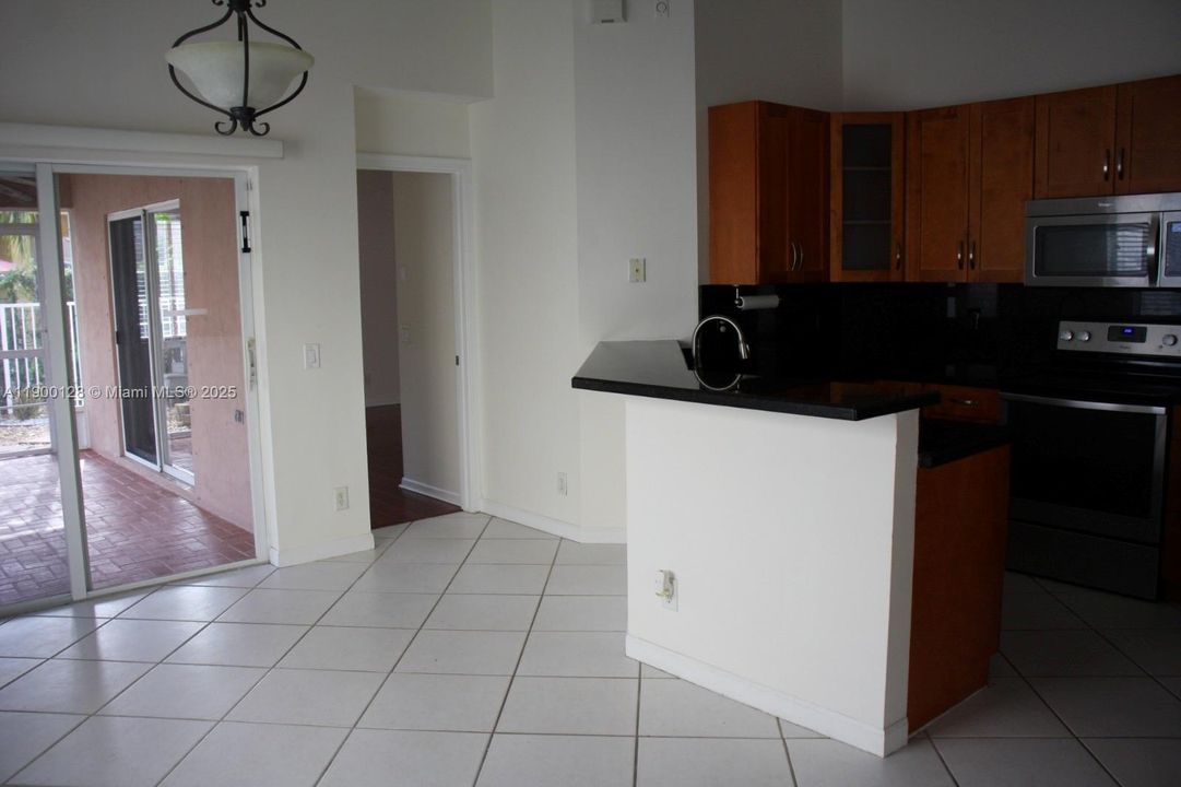For Rent: $3,900 (3 beds, 2 baths, 1424 Square Feet)