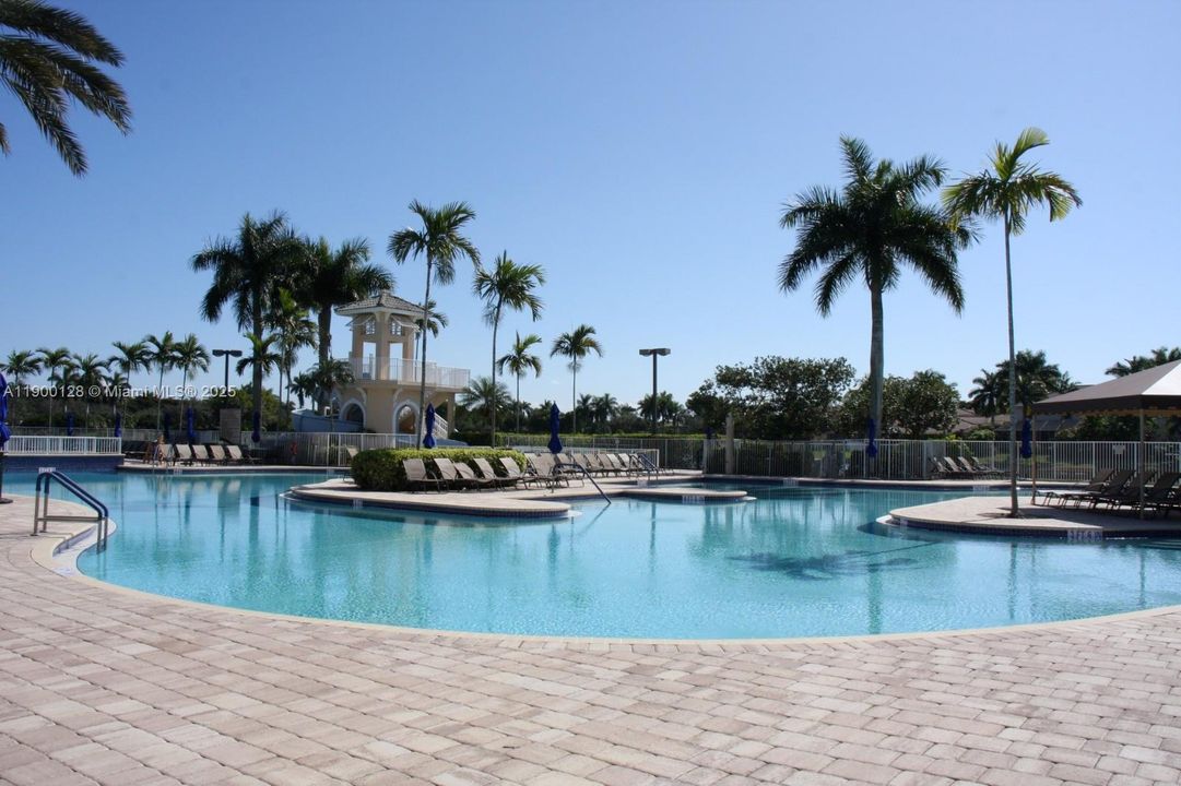 For Rent: $3,900 (3 beds, 2 baths, 1424 Square Feet)