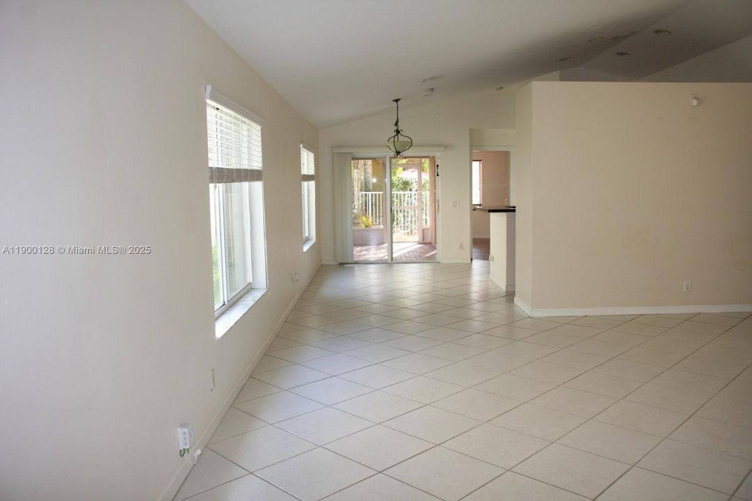 For Rent: $3,900 (3 beds, 2 baths, 1424 Square Feet)