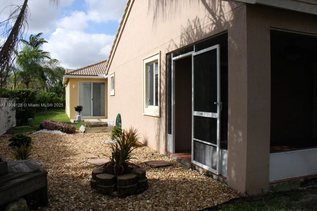 For Rent: $3,900 (3 beds, 2 baths, 1424 Square Feet)