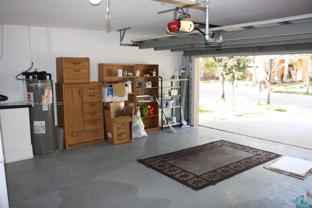 For Rent: $3,900 (3 beds, 2 baths, 1424 Square Feet)