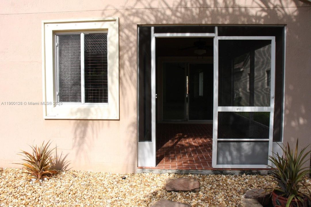 For Rent: $3,900 (3 beds, 2 baths, 1424 Square Feet)