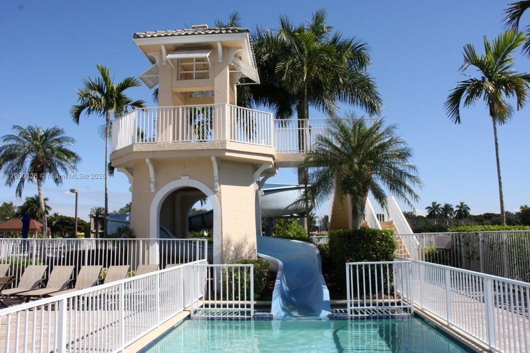 For Rent: $3,900 (3 beds, 2 baths, 1424 Square Feet)