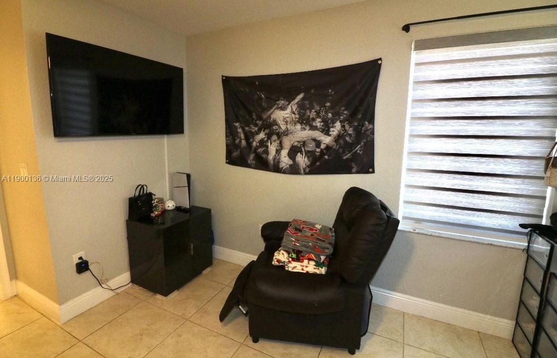 На продажу: $849,000 (6 спален, 3 ванн, 3370 Квадратных фут)