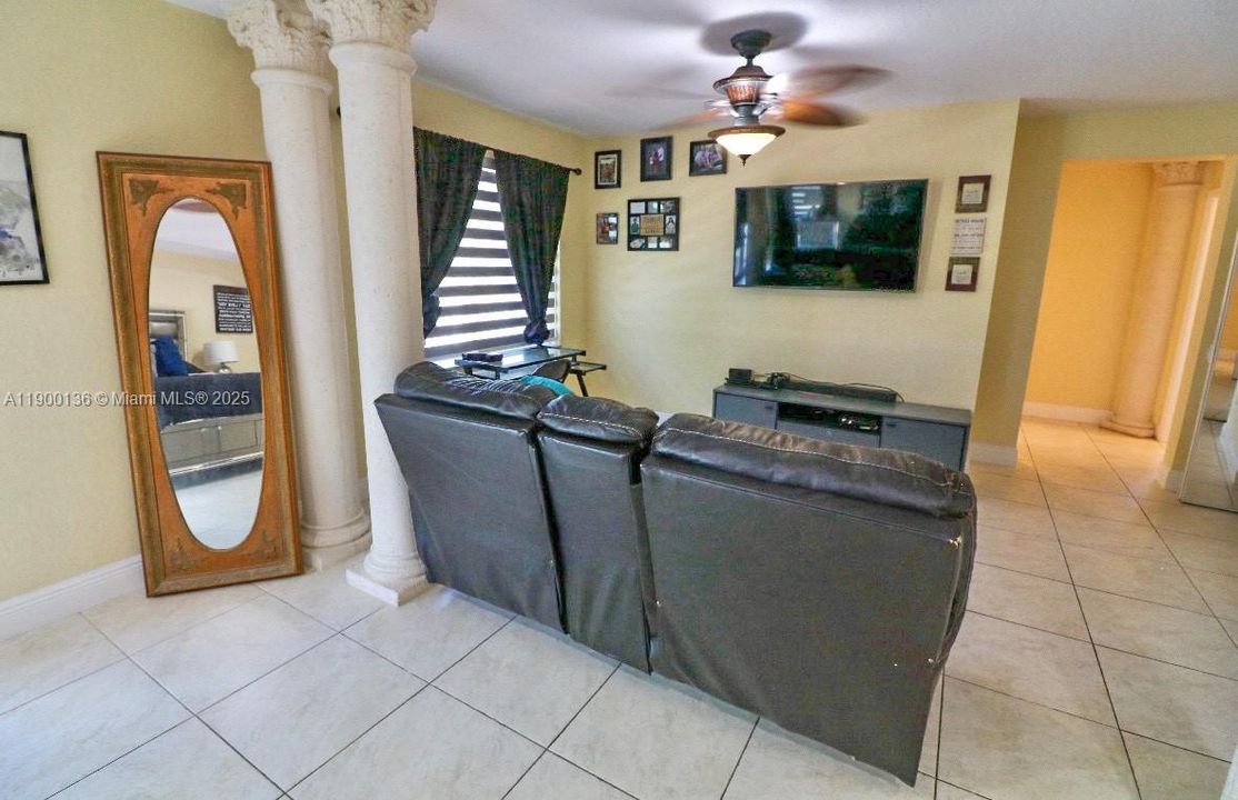 На продажу: $849,000 (6 спален, 3 ванн, 3370 Квадратных фут)