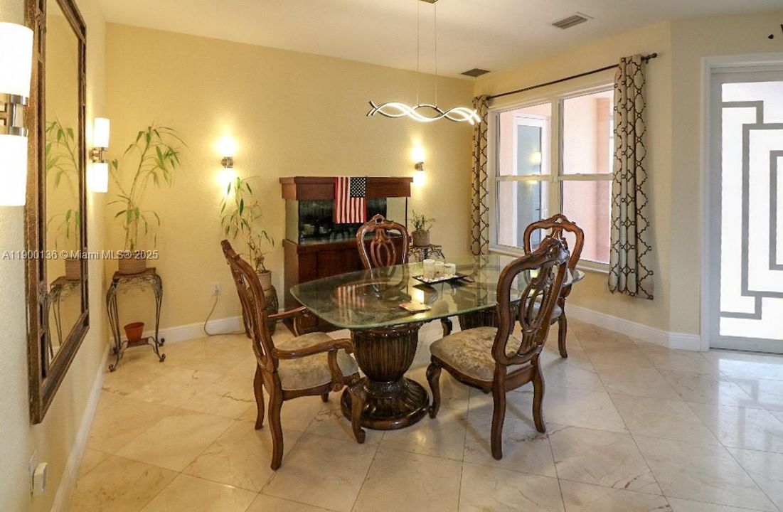 На продажу: $849,000 (6 спален, 3 ванн, 3370 Квадратных фут)