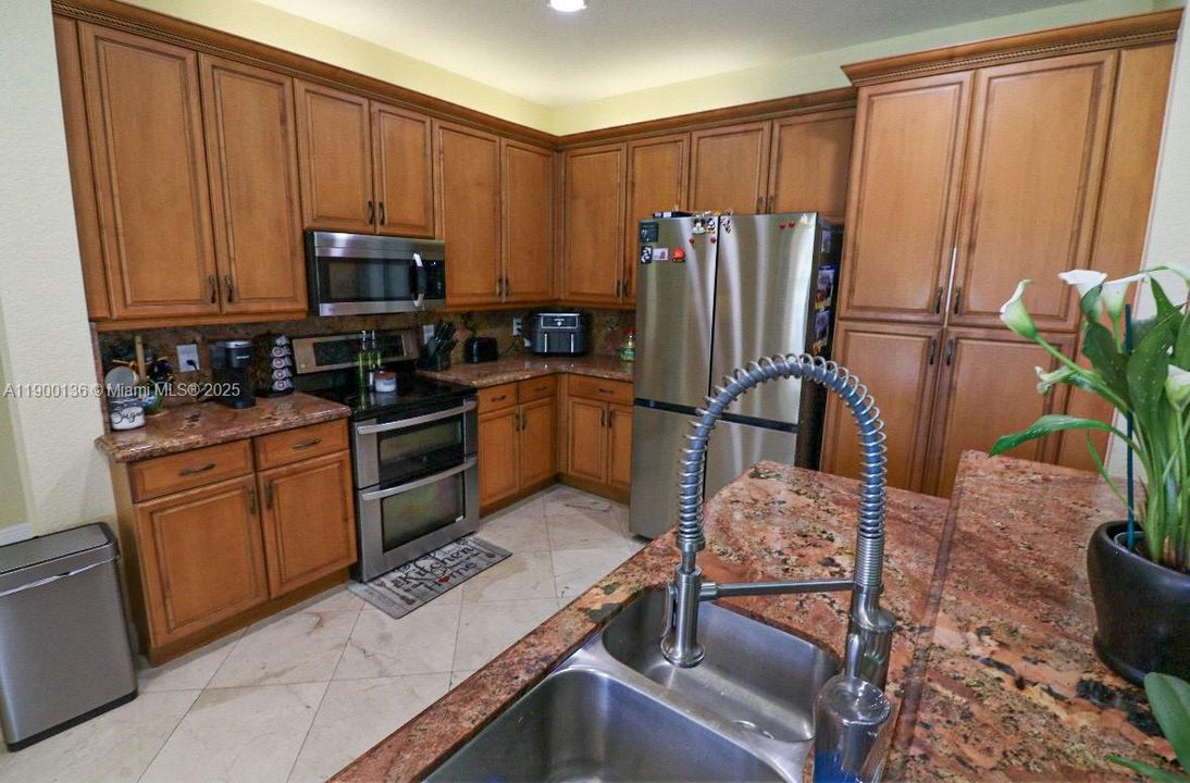 На продажу: $849,000 (6 спален, 3 ванн, 3370 Квадратных фут)