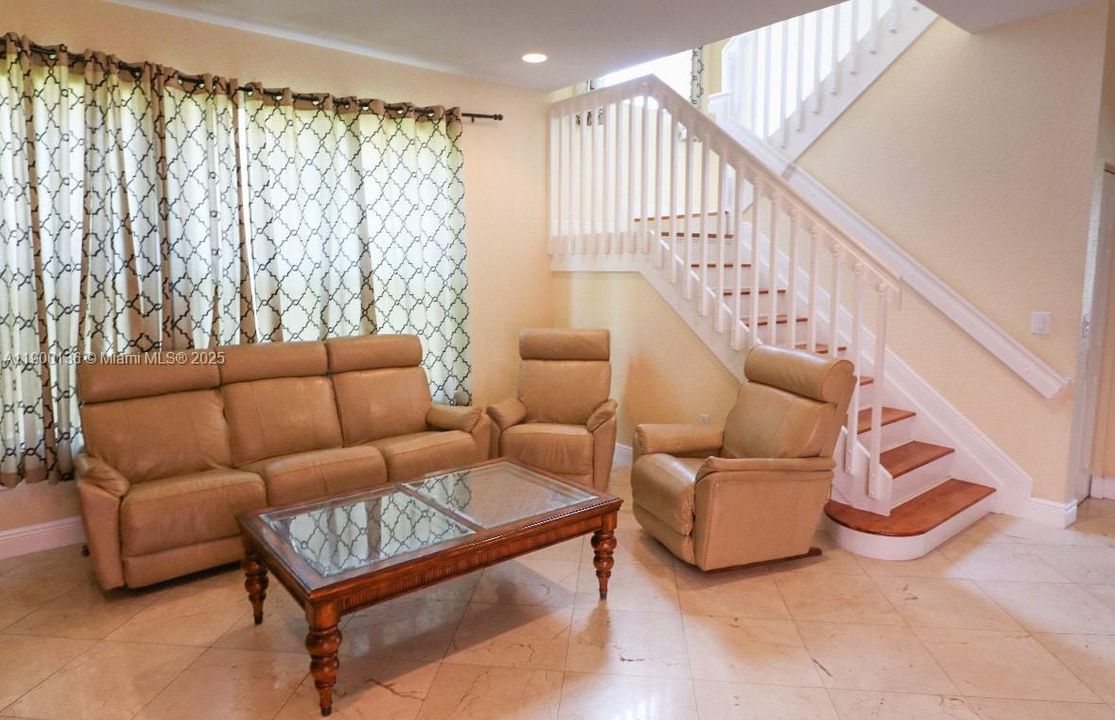 На продажу: $849,000 (6 спален, 3 ванн, 3370 Квадратных фут)