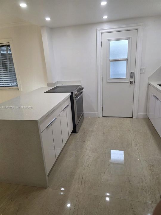 Recently Rented: $2,650 (2 beds, 1 baths, 692 Square Feet)