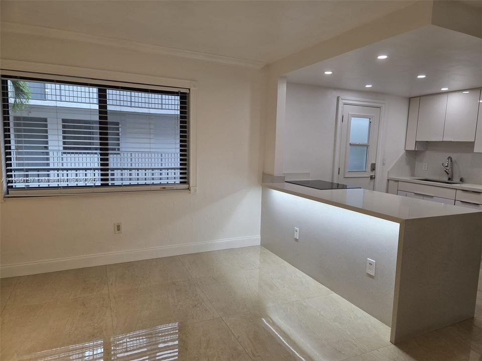 Recently Rented: $2,650 (2 beds, 1 baths, 692 Square Feet)