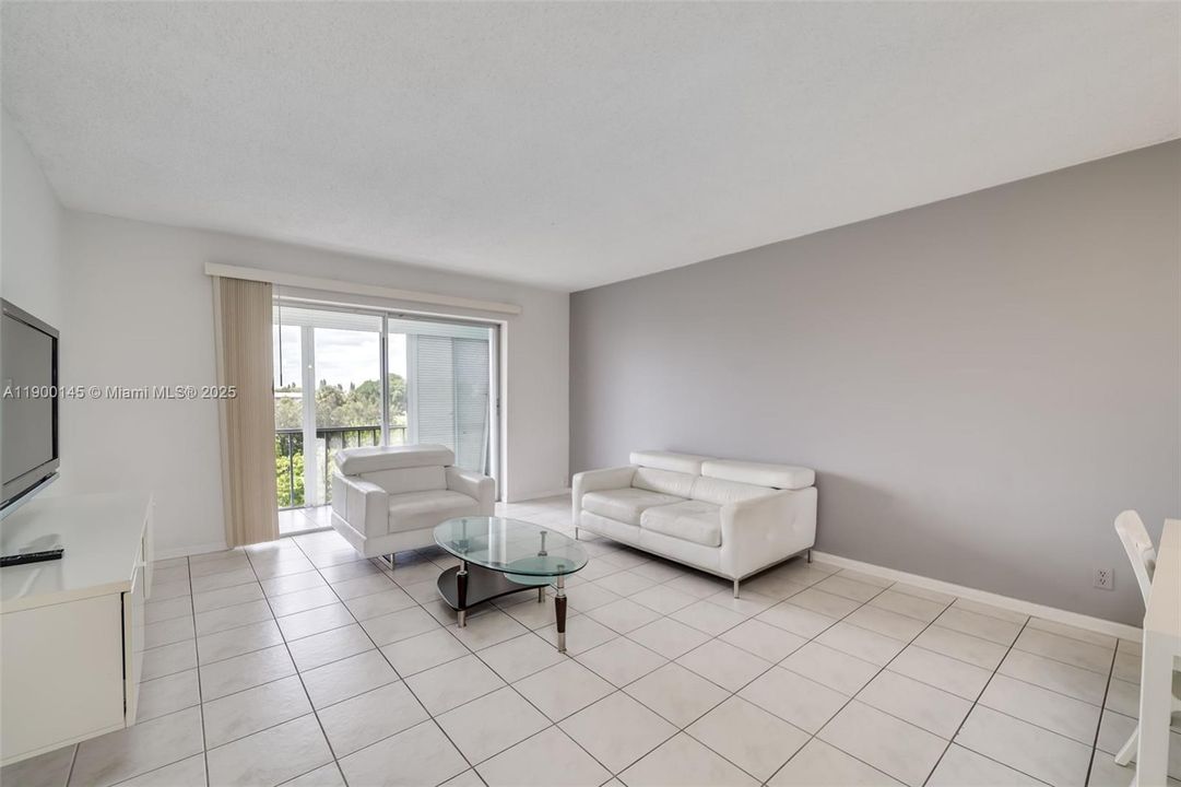 В аренду: $1,925 (2 спален, 2 ванн, 992 Квадратных фут)