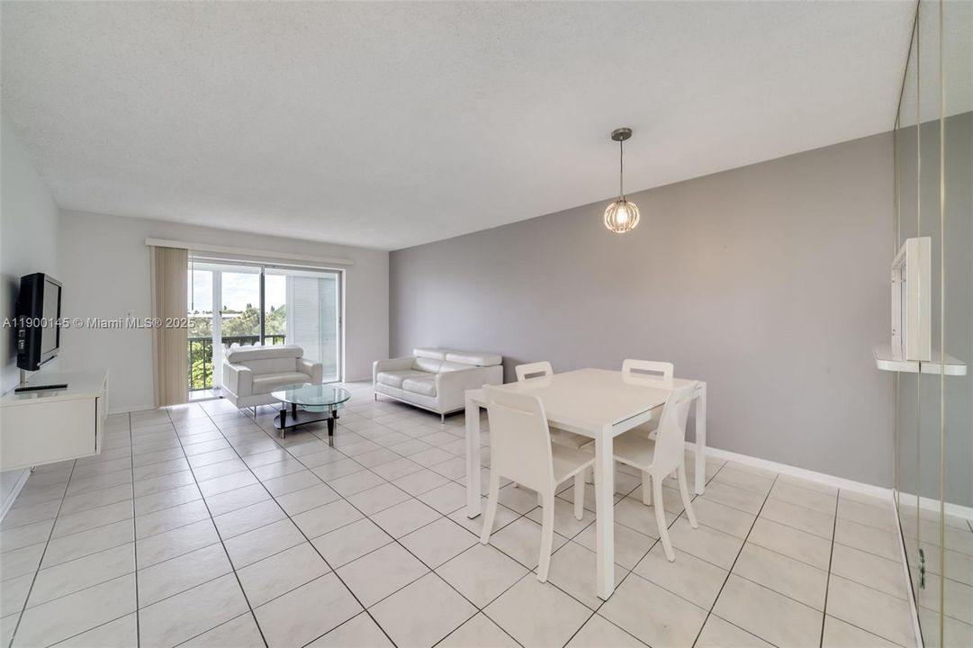 В аренду: $1,925 (2 спален, 2 ванн, 992 Квадратных фут)