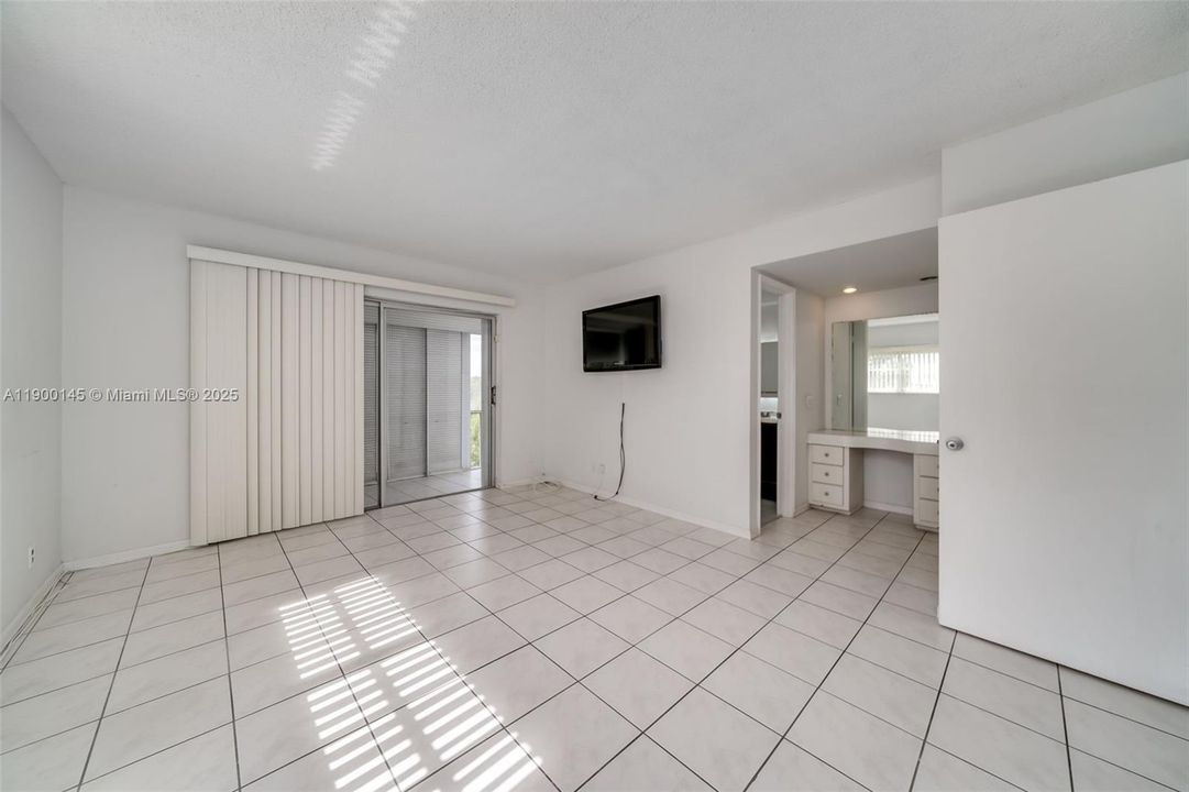 В аренду: $1,925 (2 спален, 2 ванн, 992 Квадратных фут)