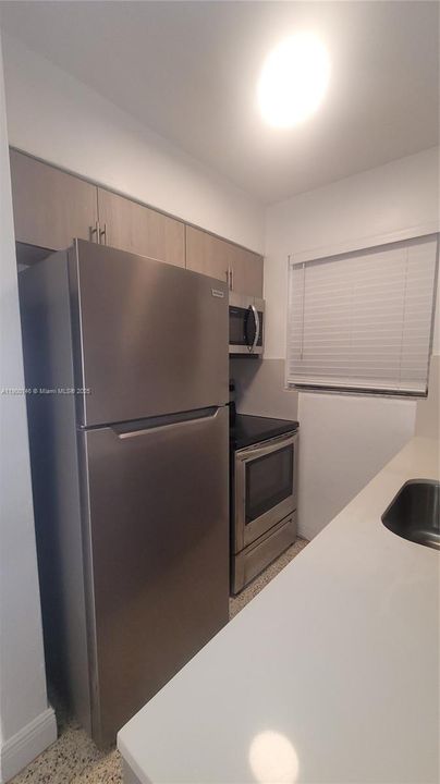 Active With Contract: $1,695 (1 beds, 1 baths, 550 Square Feet)