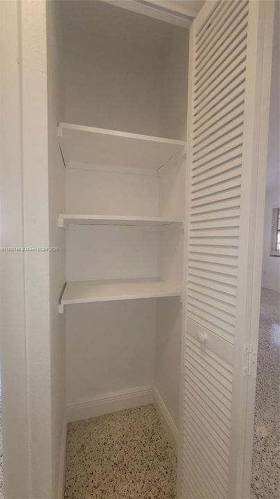 Active With Contract: $1,695 (1 beds, 1 baths, 550 Square Feet)