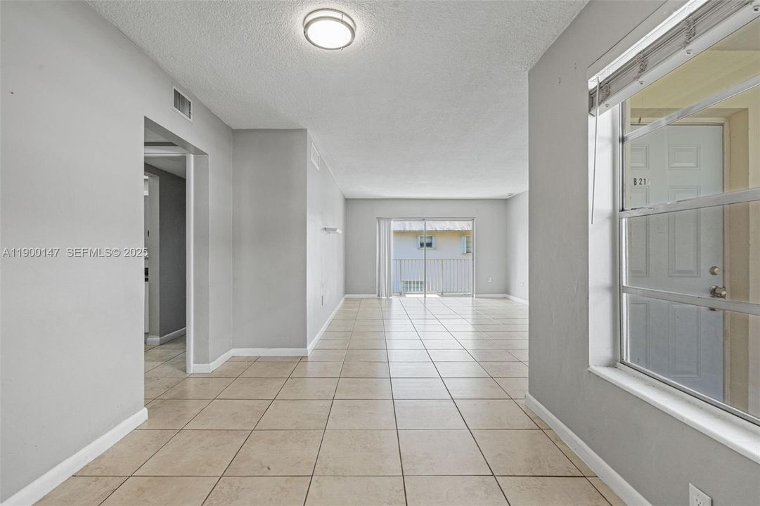 Activo con contrato: $2,400 (2 camas, 2 baños, 750 Pies cuadrados)