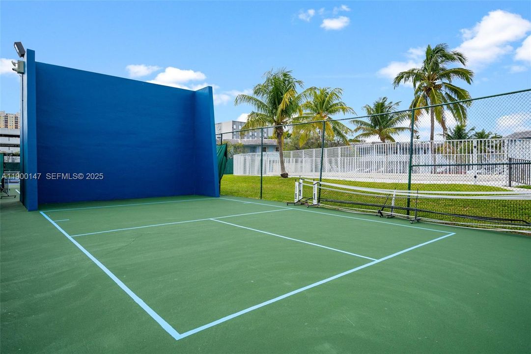 Activo con contrato: $2,400 (2 camas, 2 baños, 750 Pies cuadrados)