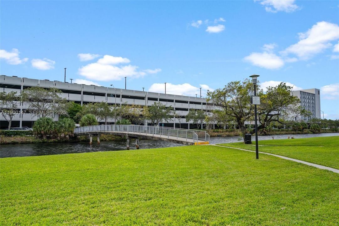 Activo con contrato: $2,400 (2 camas, 2 baños, 750 Pies cuadrados)