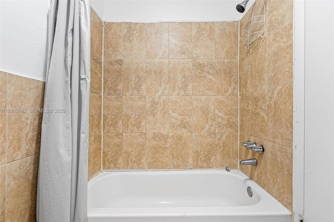 Activo con contrato: $2,400 (2 camas, 2 baños, 750 Pies cuadrados)