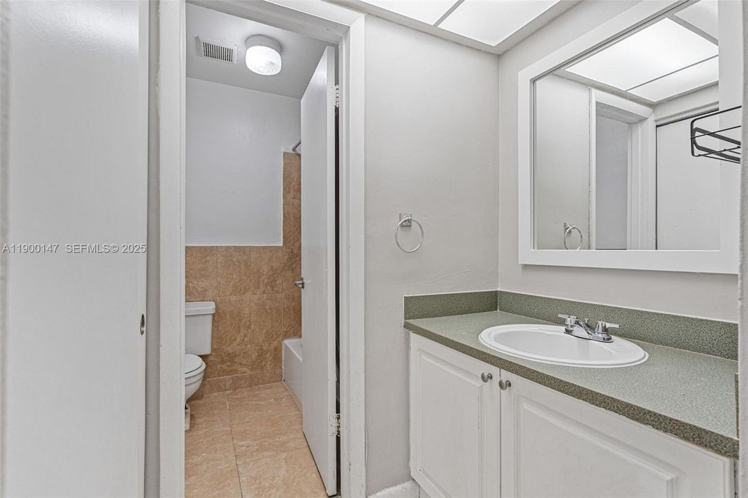 Activo con contrato: $2,400 (2 camas, 2 baños, 750 Pies cuadrados)