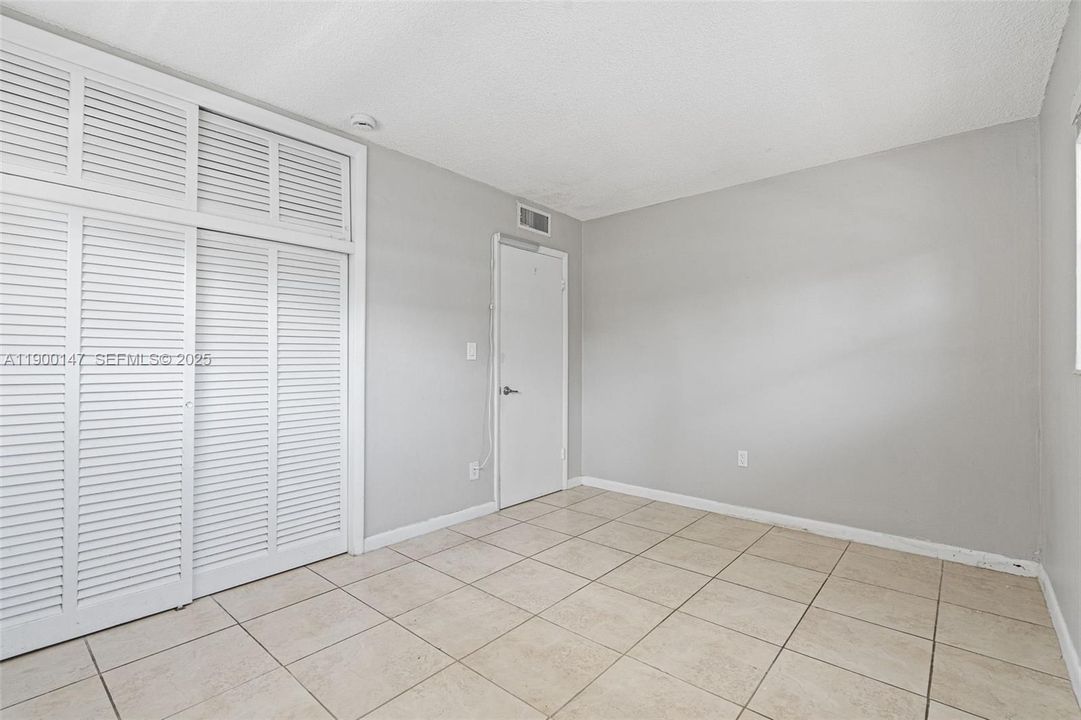 Activo con contrato: $2,400 (2 camas, 2 baños, 750 Pies cuadrados)