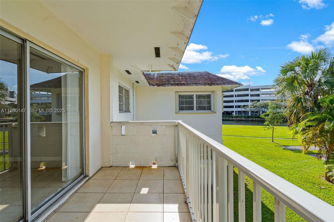 Activo con contrato: $2,400 (2 camas, 2 baños, 750 Pies cuadrados)