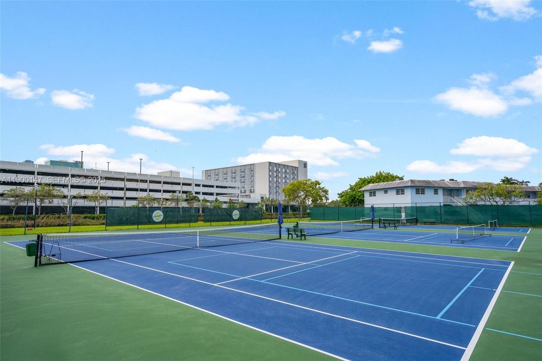 Activo con contrato: $2,400 (2 camas, 2 baños, 750 Pies cuadrados)